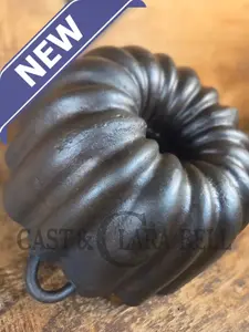Unknown "Aristocrat" style 17 Cup Fluted Bundt Pan with late 1800 gate marking.  Really beautiful!