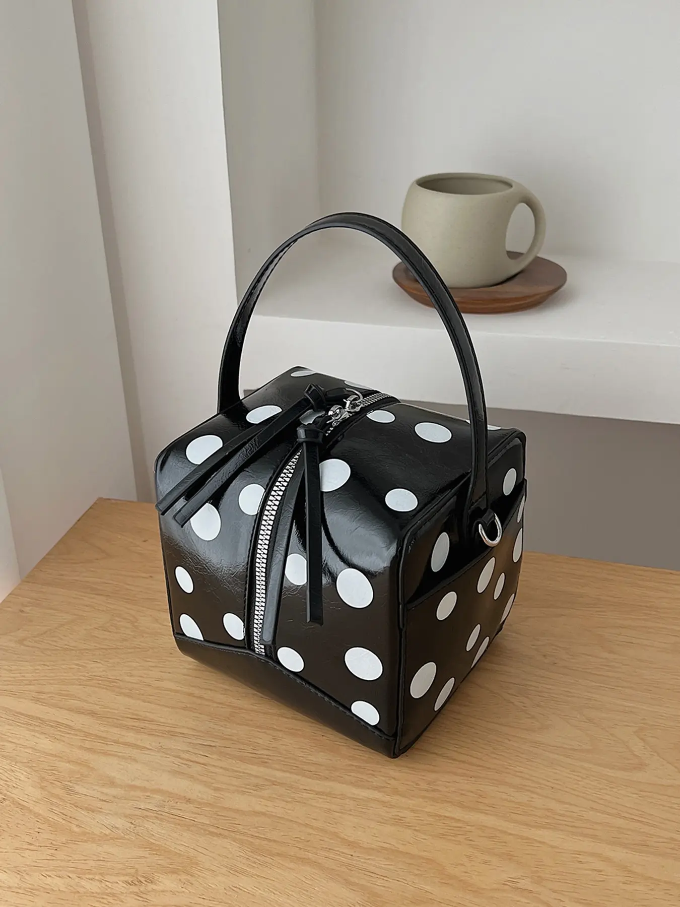 Simple and high-end retro personality polka dot handbag, square shaped design, fashionable and versatile practical single shoulder crossbody bag, can accommodate mobile phones, lipstick, suitable for commuting and gatherings, Fashionable Patterned Bag