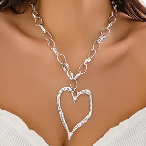 RetroExaggeratedHollowLoveO-chainNecklace,StylishAndSimpleIrregularLargePeachHeartPendantCollarboneChain
