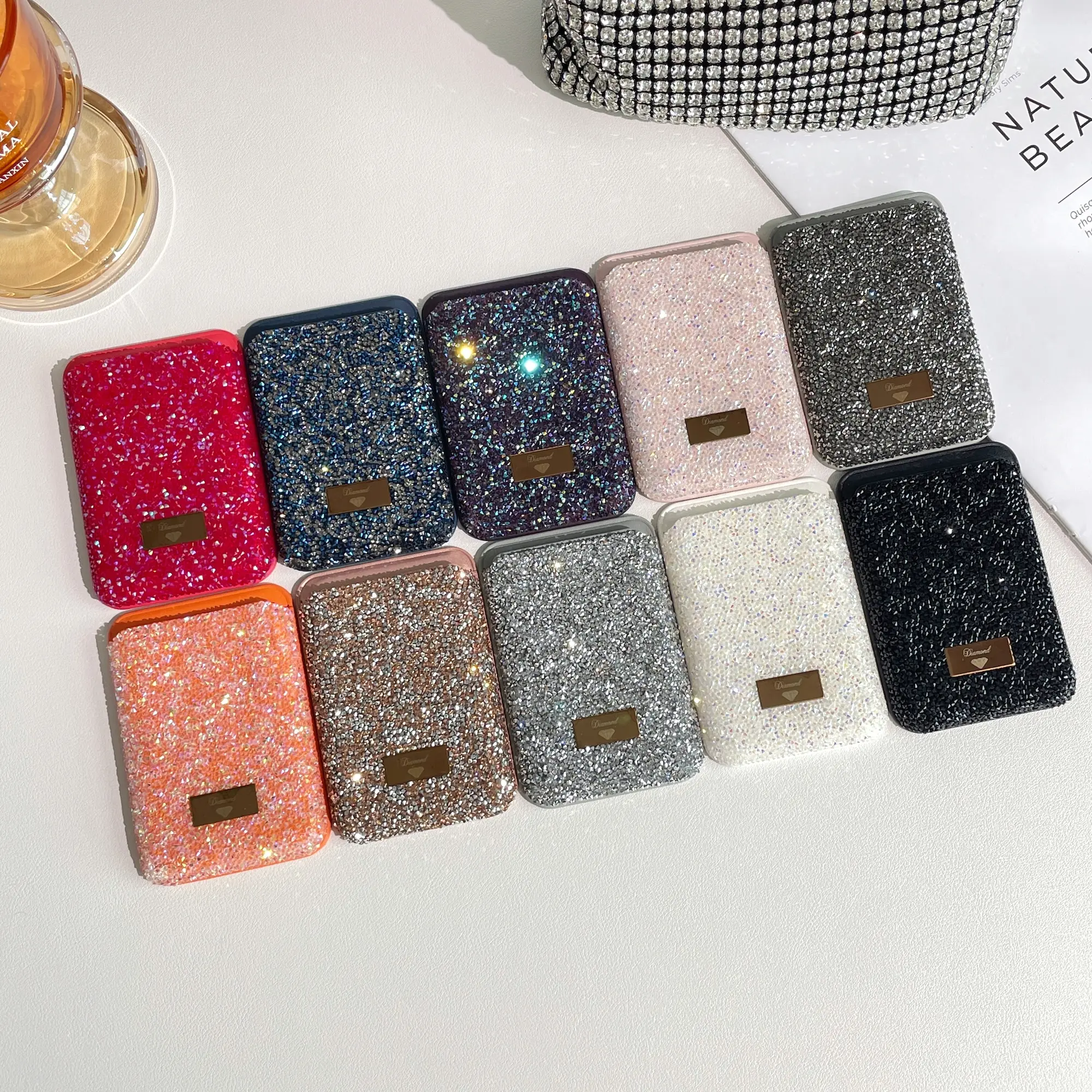 A diamond card holder inlaid with crystals and glowing, suitable for card holders of all magnetic storage functions of iphones/Samsung phones, as well as ladies' card holders