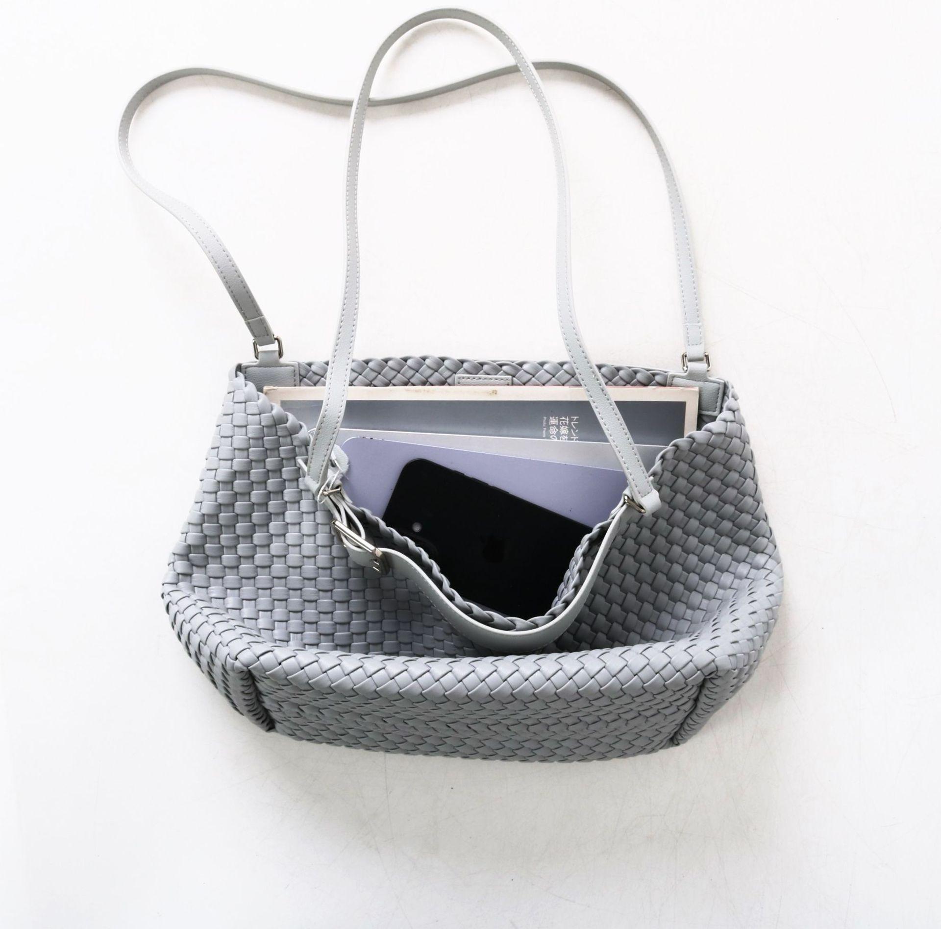 Elegant Woven Leather Shoulder Bag for Women Large Capacity Tote Stylish Durable Design Perfect for Everyday Use