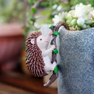 Hedgehog Climbing Vine Decorative Animal Hanging Ornament, Fun Garden Pot Decoration Resin Craft, Unique Yard Art Accessory