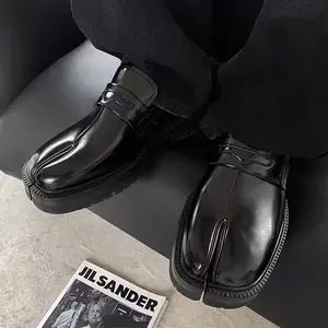202 new thick-soled T-toe split-toe shoes for men and women, British style horseshoe genuine leather pig-toe loafers, comfortable thick-soled slip-on casual shoes, versatile couple footwear suitable for street style and business casual looks