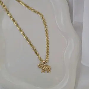 cadena 193 y dije 491 Unisex Tejido Español with Animal Pendant and Gold Finish