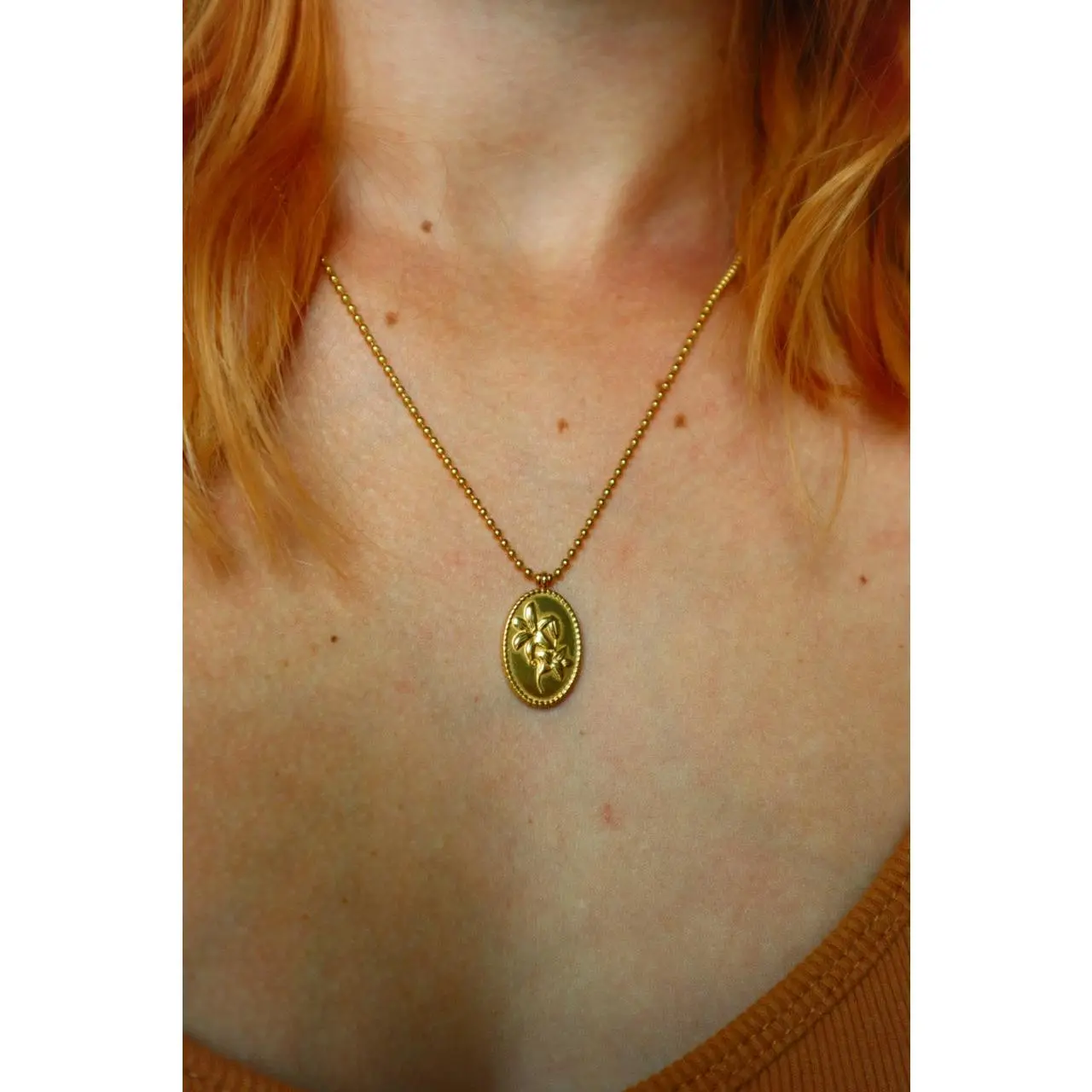Lily Necklace - Elegant Design and Material