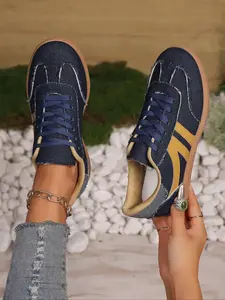 Women's Light Blue & White Two-Tone Suede Retro Sneakers Low-Top Lace-Up Design Gum Sole Casual Trainers Daily Fashion Footwear Outdoor Walking Lifestyle Shoes Christmas heartwarming gift Fashionable Sneakers