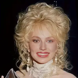 Ladies' golden wavy synthetic wig with messy female layers - 130% density curly wavy rose net cap, suitable for daily wear, parties, and Halloween - Natural look suitable for all ethnicities (Japanese and Korean series)