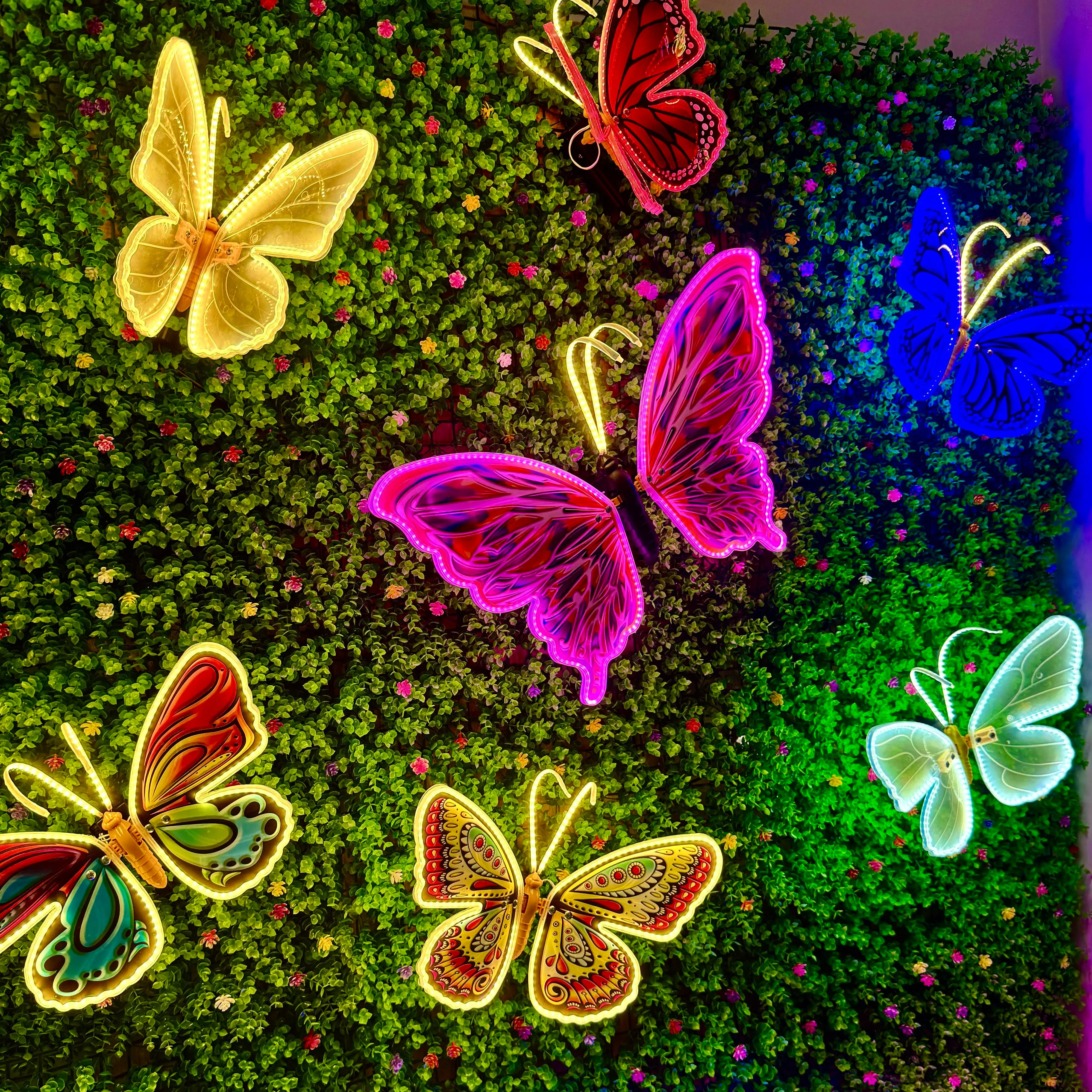Solar dynamic butterfly light 16in size, hanging installation and ground plug installation, indoor and outdoor lights, gifts, holiday decoration