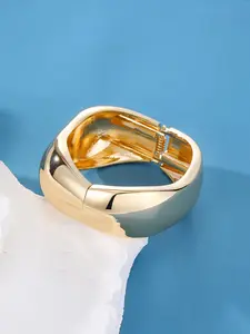 Exaggerated Metal Wide Face Square Open Bracelet, Stylish Accessory for Fashion Lovers, Perfect for Daily Wear and Special Occasions