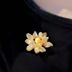 LisiZen Golden Lotus Brooch Women – Luxury Alloy Floral Pin, Elegant Fashion Outfit Decoration, Daily Anti-Exposure Accessory DZSP0350