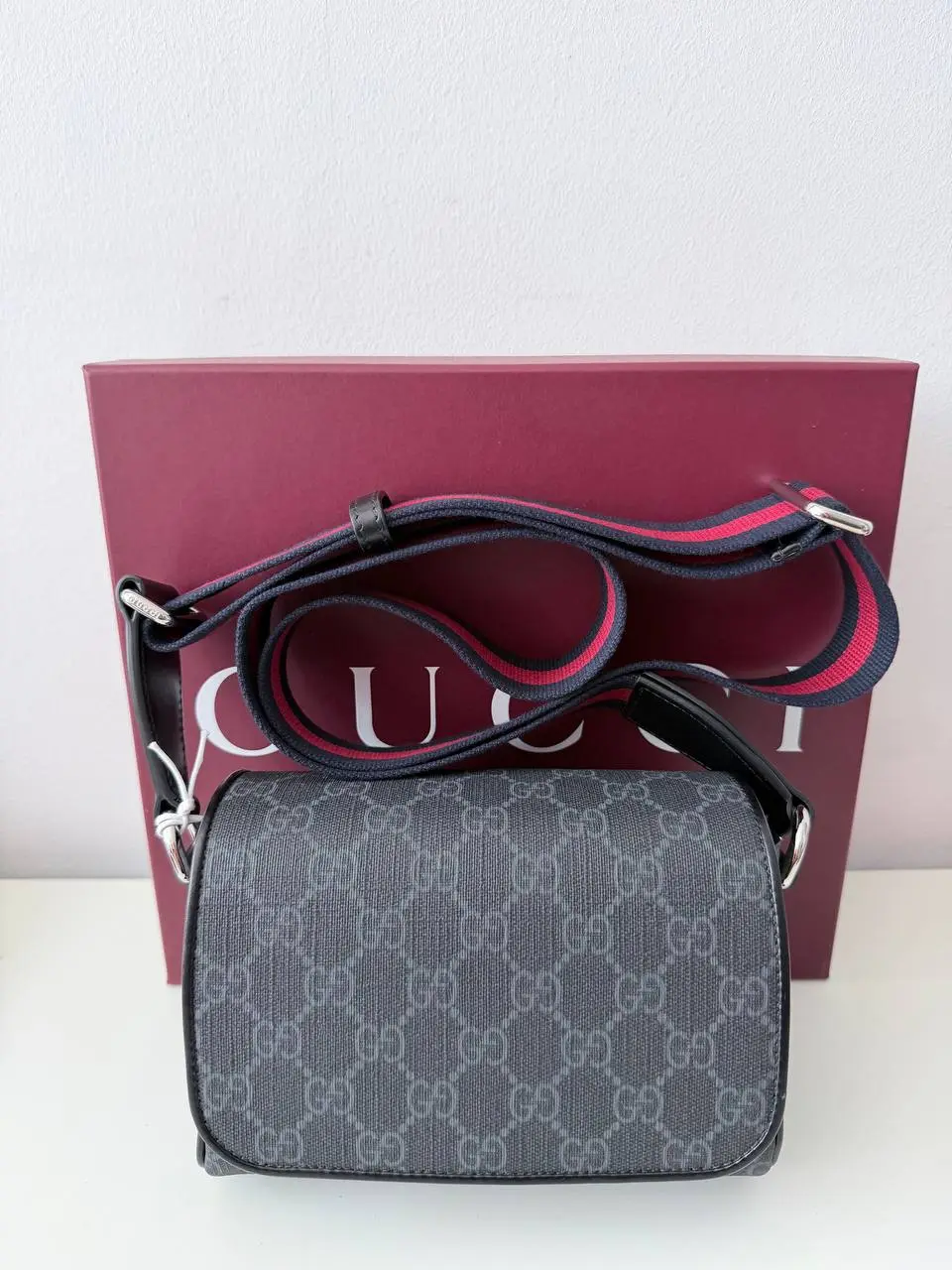 Pre-owned Leather Shoulder Bags Bolso Bandolera Gucci GG Supreme en Lona Negra/Gris con Correa Web