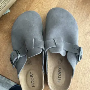 FITORY Breathe I | Men’s Suede Leather Clogs, Cork Footbed, Adjustable Strap, Round-Toe (US 7–14)【Check Measurements Carefully】