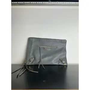Pre-owned Leather Clutches & Wristlets Balenciaga Classic Clip Clutch