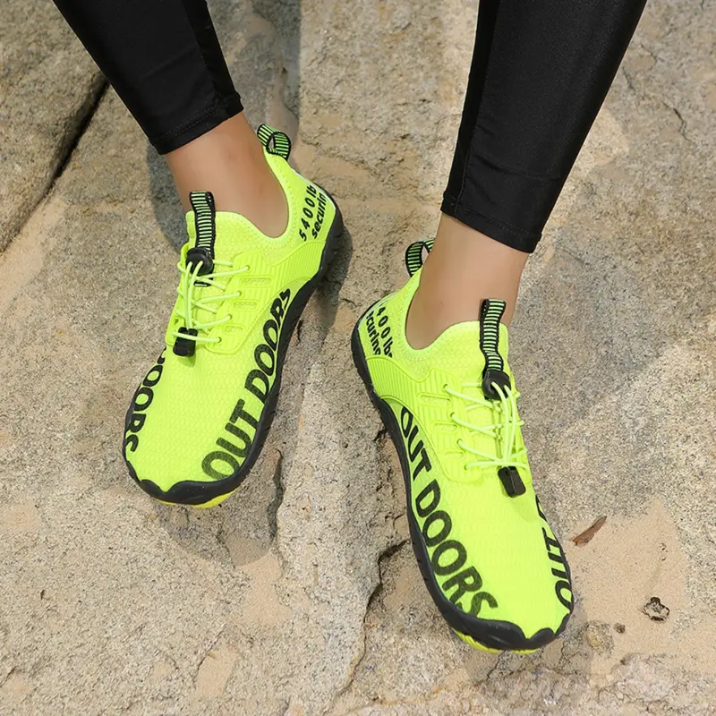 A pair of men's outdoor wading canyoning shoes, breathable and quick-drying mesh, non-slip and wear-resistant, suitable for beach, outdoor and water sports casual wear, Water Footwear