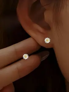 1 pair of fashionable daisy earrings S925 silver earrings for women, anti allergic, suitable for Mother's Day/daily wear/Valentine's Day