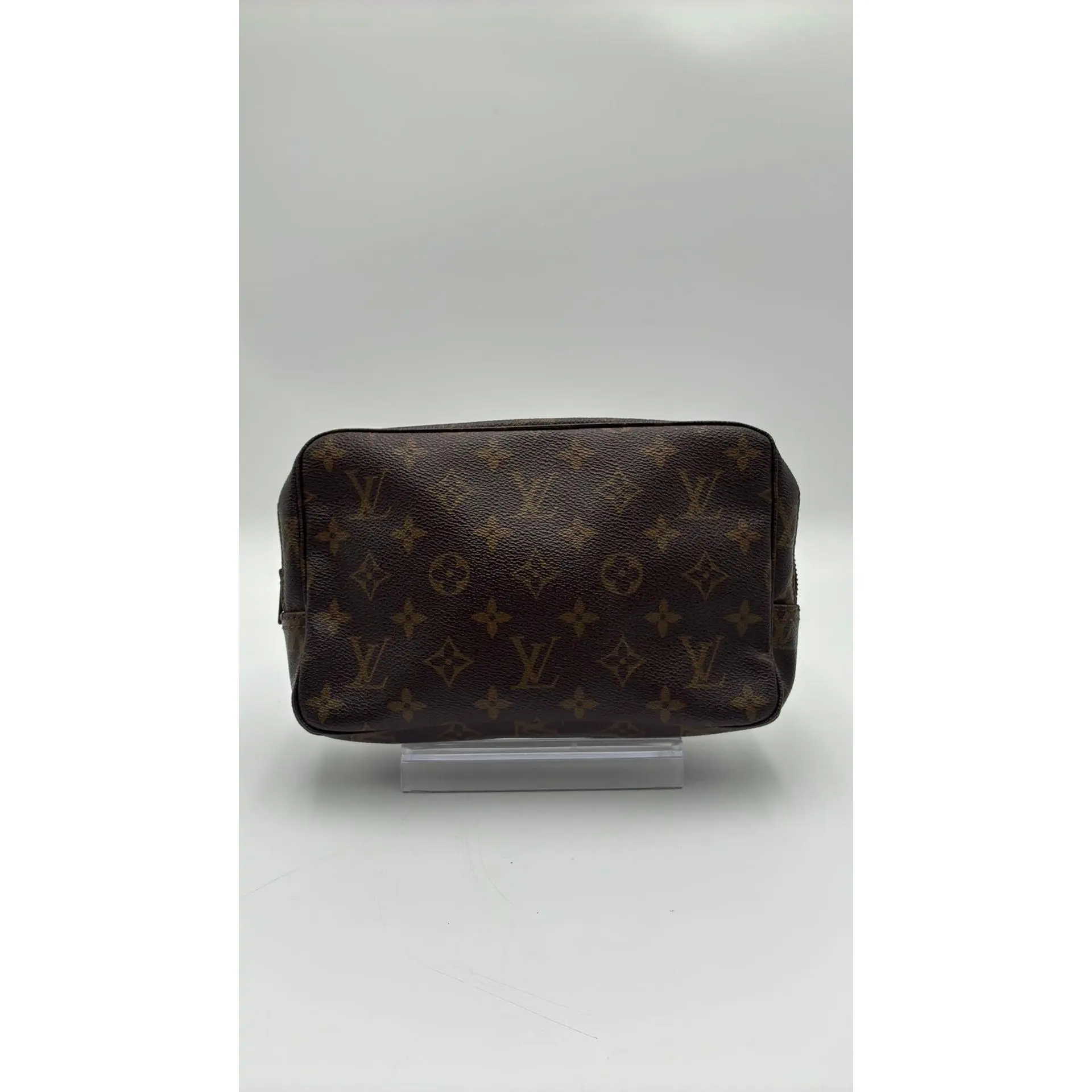 Pre-owned Louis Vuitton Leather Luxury Bags & Accessories Monogram Trousse 23 Date Code: 824F. Entrupy ID: 7RJTGYR.