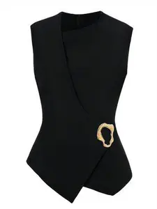 A women's light and mature black sleeveless fitted suit vest with a niche design, metal buckle fashion, slimming effect, and irregular hem, suitable for early autumn, home, indoor, and outdoor wear