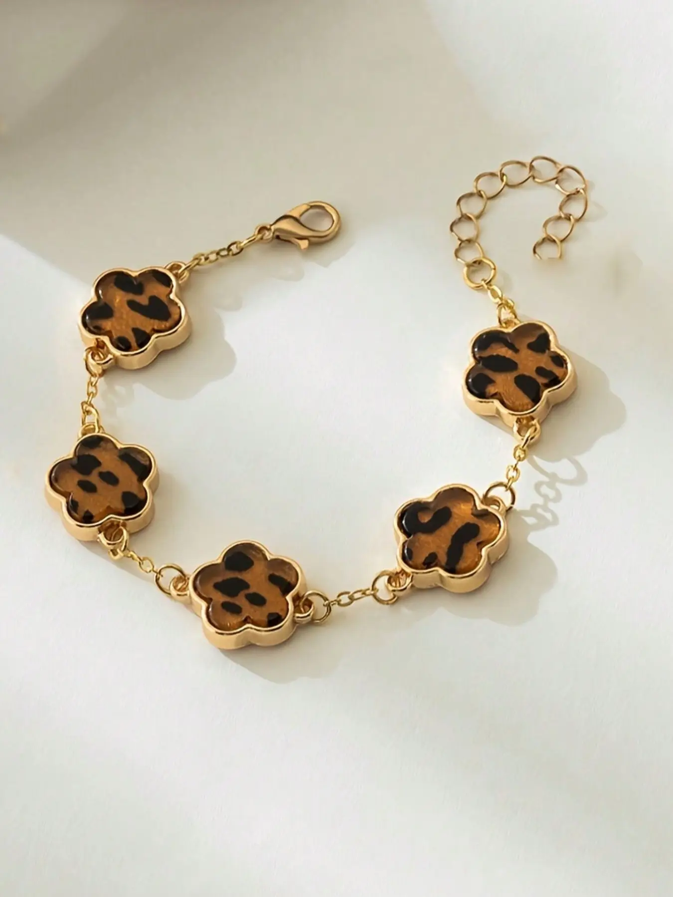 1pc Stainless Steel Vintage French Leopard Print Clover Charm Bracelet , Leopard Heart Bracelet , Accessories For Women , Classic Fashion Jewelry Suitable For Daily Wear And Gifting (Pattern Randomly Assorted) (Avoid Prolonged Exposure To High Temperature
