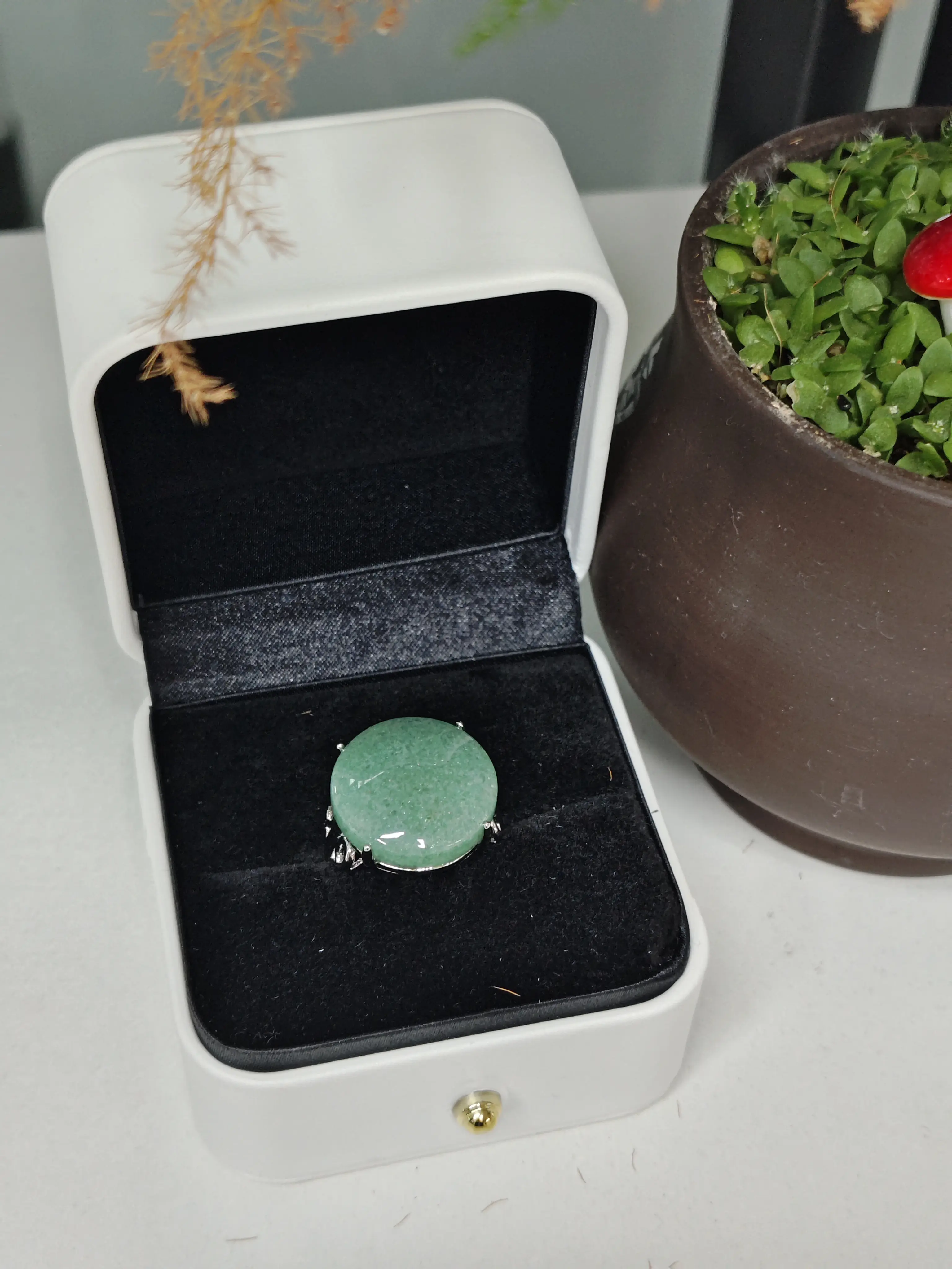 Lia(17325)gc.Round green aventurine ring
