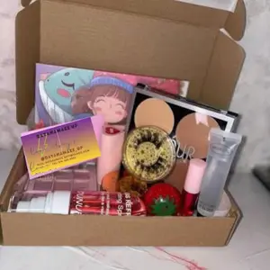 Make-up and Hair oil, makeup remover wipes, brushes, sponges, eyeliners, among others.