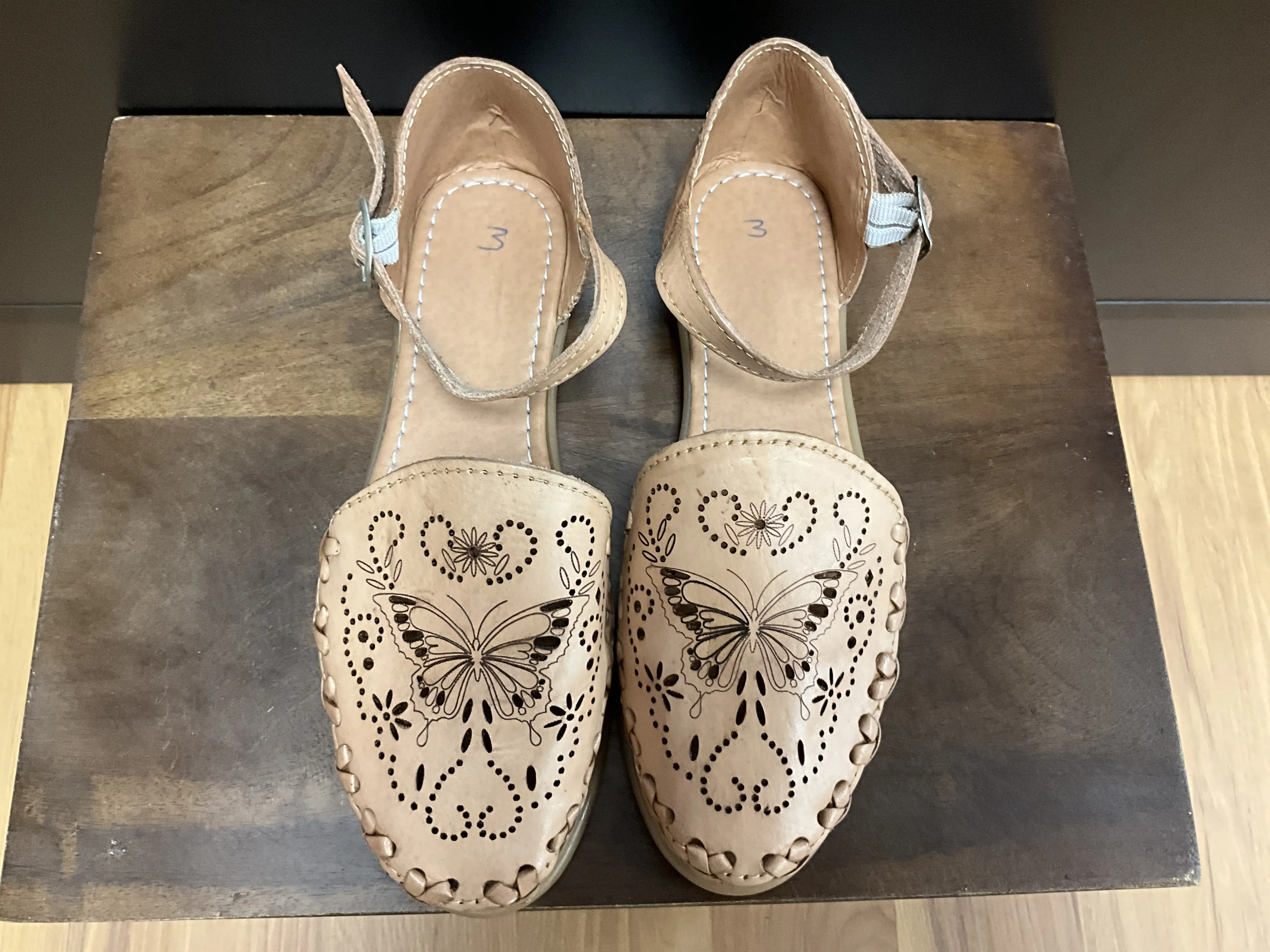 HUARACHE MARIPOSA BLANCA White Sandal with Butterfly Design Comfortable and Stylish Footwear for Everyday Wear