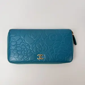 Pre-owned CHANEL leather Small Leather Goods Teal Floral Embossed Wallet with Gold CC Logo Closure