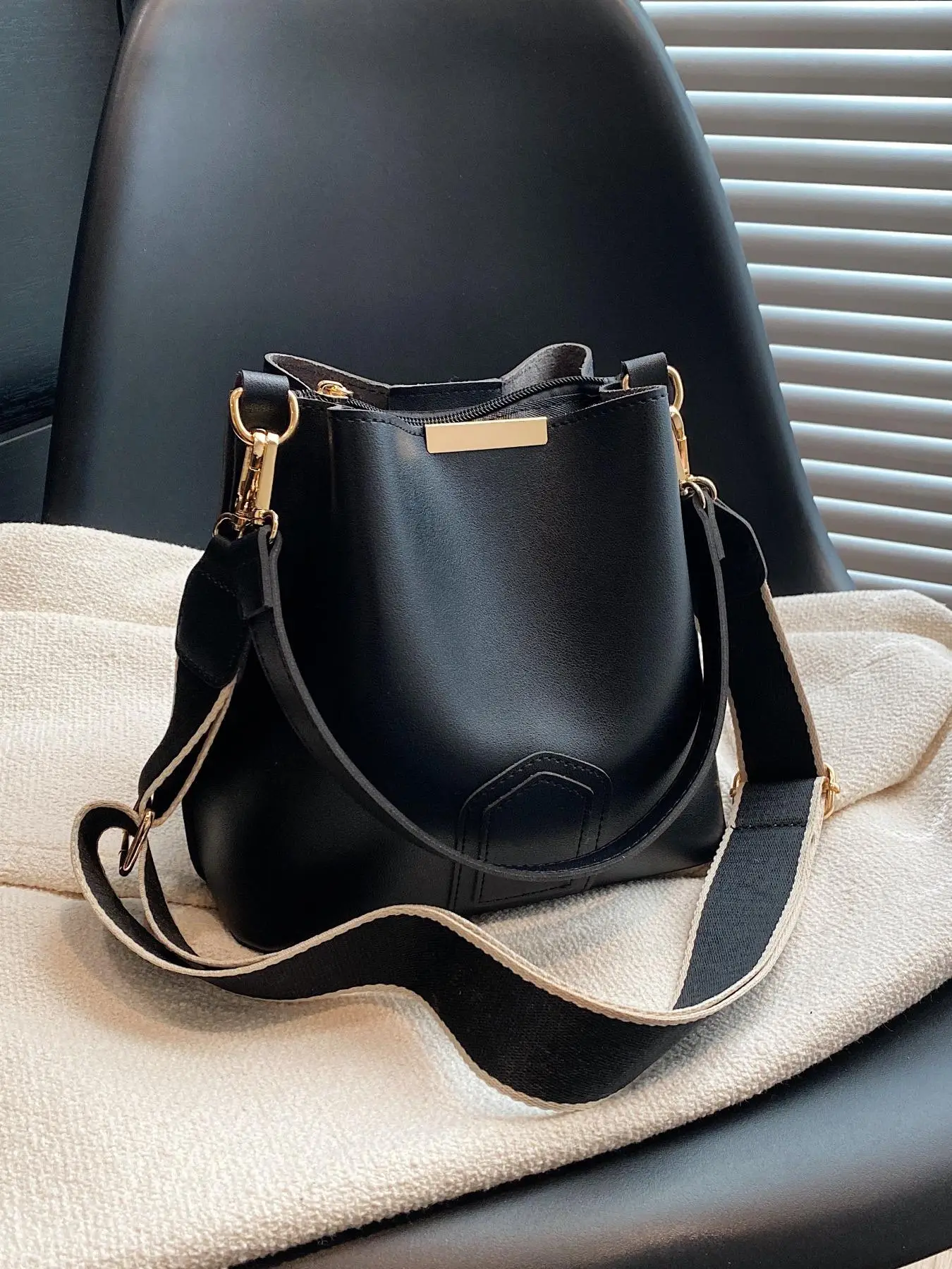 2025 Summer Women's Solid Color Patched Design Crossbody Bag, Fashionable Bucket Bag for Daily Used, Trendy All-match Commuter Bag