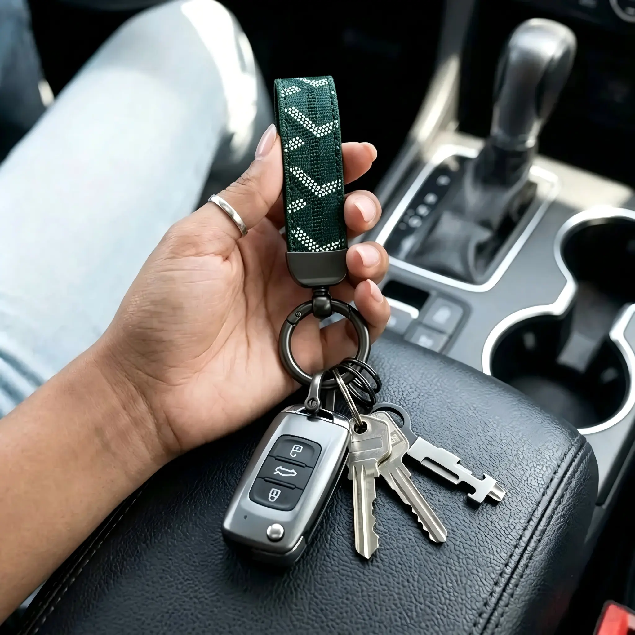 Stylish Leather Print Metal Horseshoe Keychain with Split Ring- Metal Keyring, Woven Strap, Braided Rope, Screwdriver Carabiner Clip, for Household, Office, Bicycle Keys & Bag Accessories,Fashion Keychain for Mini Gifts