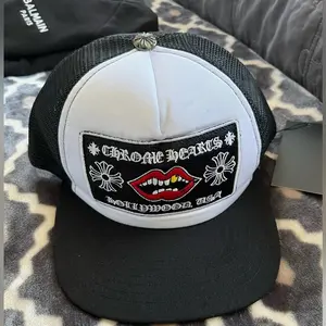 Chomper Hollywood Embroidered Mesh Trucker Hat – Vintage Gothic Lips Patch Snapback Cap, Adjustable Streetwear Baseball Hat for Men & Women