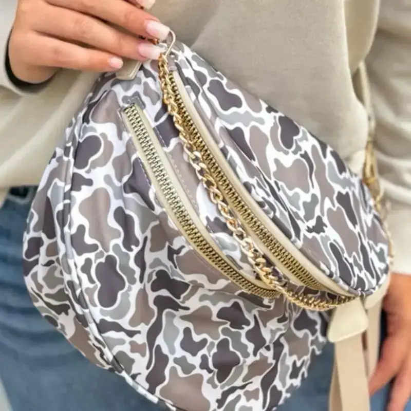 Crossbody bag with gold chain strap and zipper closure, suitable for daily use Crossbody bag with gold chain strap and zipper closure, suitable for daily use