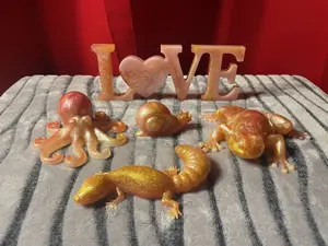 Bathroom decor box, includes 5 statues, frog, octopus, newt, snail,  made with resin