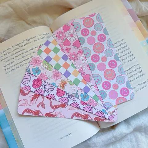 Holographic Summer Bookmarks