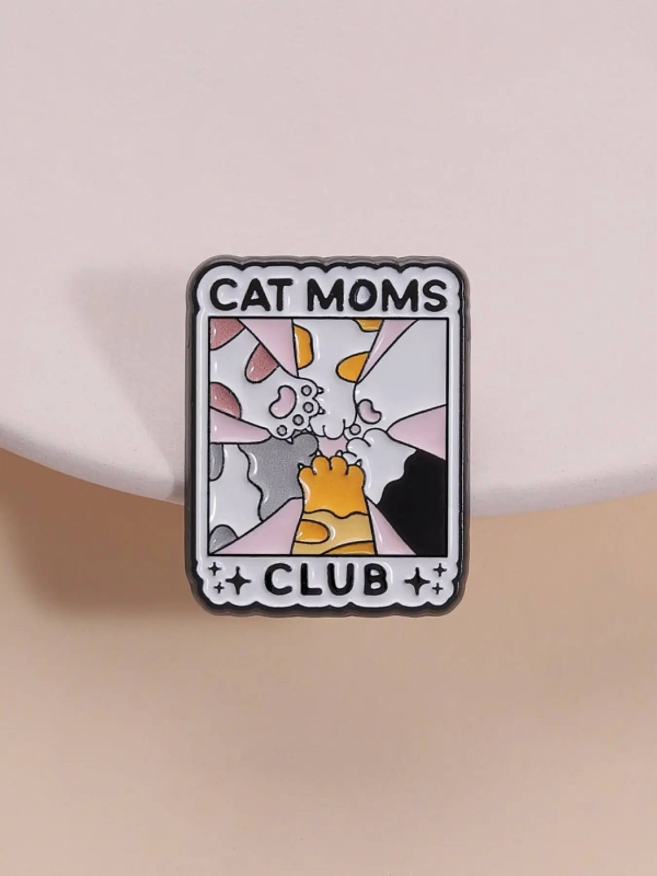 Cat Mom Club Enamel Pin, Multicat Paw Clasp Design, Cute Style Lapel Pin, Suitable for Cat Moms and Pet Lovers, Wearable on Clothes and Backpacks, Fashion Accessory, Enamel Lapel Pins