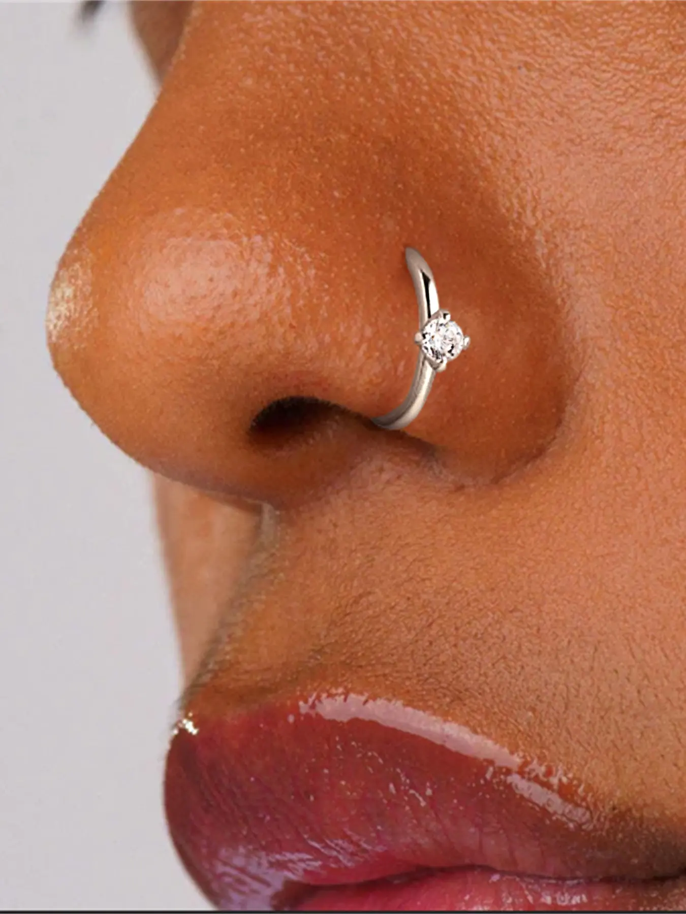 1PC Platinum-Plated S925 Sterling Silver Nose Ring/Piercing Body Jewellery featuring a Classic 4-Prong Set Moissanite. Hypoallergenic Material, Suitable for Cartilage Piercings. Ideal for Holiday Gifts, Wedding Accessories, and Daily Wear.