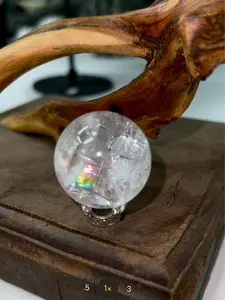 Alice(4954)gc.A clean sphere that holds the light and turns it into rainbows