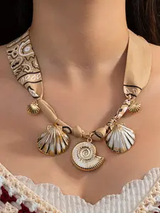 Boho Resin Shell Conch Pendant Necklace, Fabric Scarf Chain, Versatile Women's Jewelry, Random Color and Style, Fashion Accessory