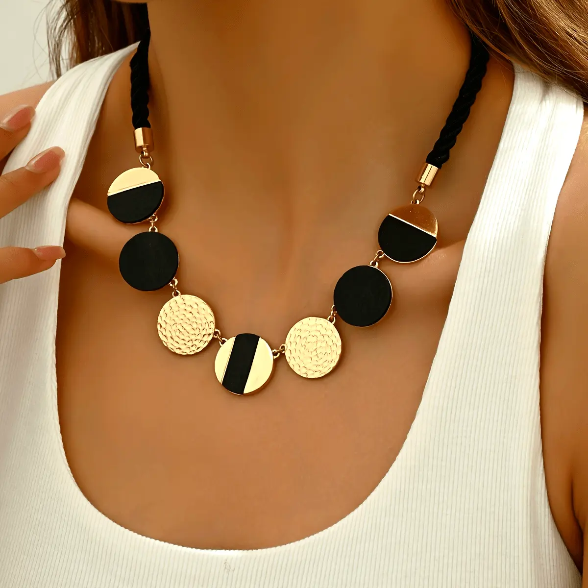 Retro Sexy Black round Tempered Disc Necklace, Zinc Alloy plus Resin Details, Suitable for Daily and Holiday Wear
