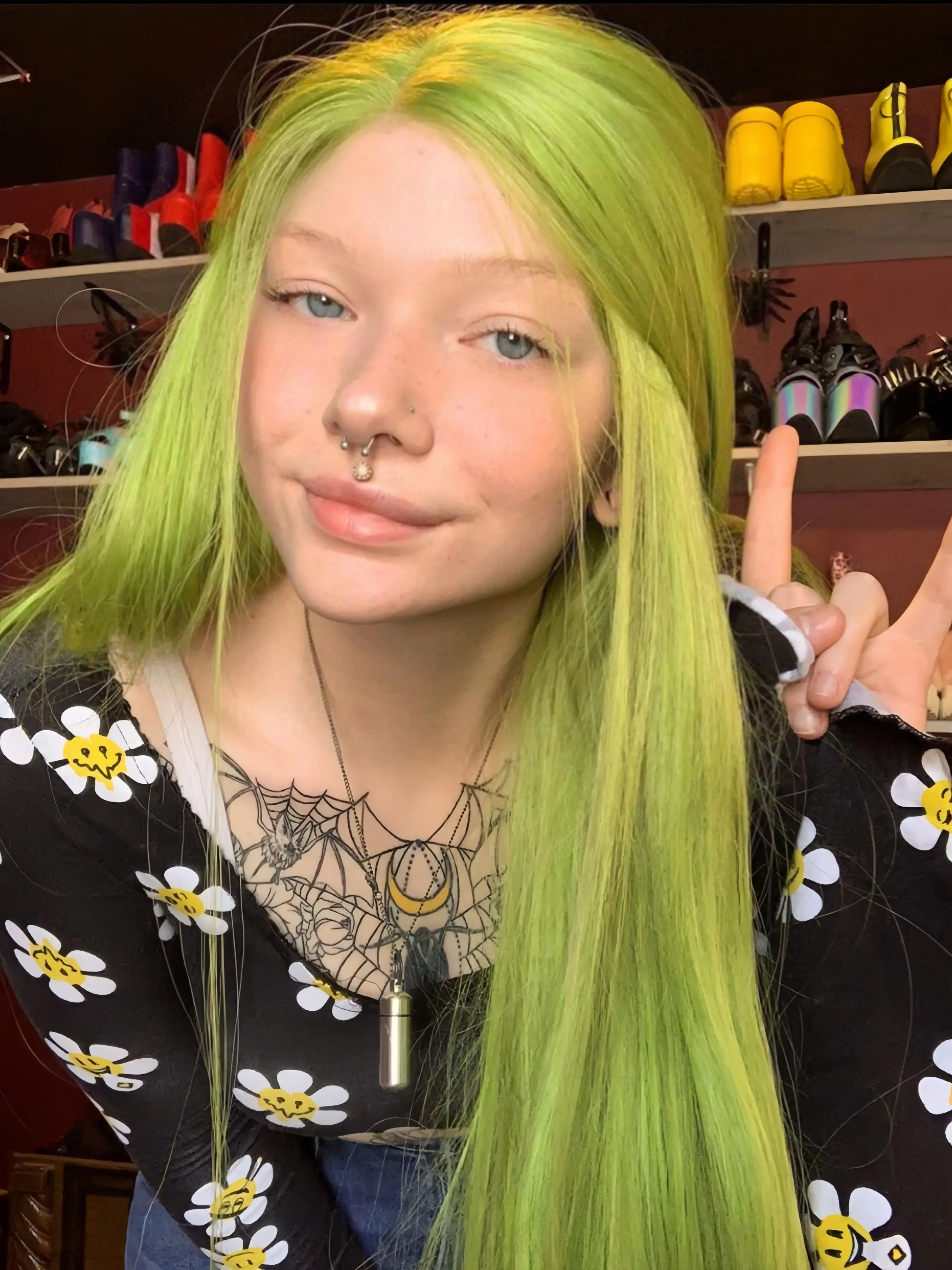 Green Long, 13x4 Handmade Lace Front Wig for Women, Free Parting Natural Hairline, High-Quality Heat Resistant Fiber, Synthetic Straight Wig, Suitable for Cosplay Daily Use, Fun Wigs, Role Play Wig, Synthetic Material Wigs