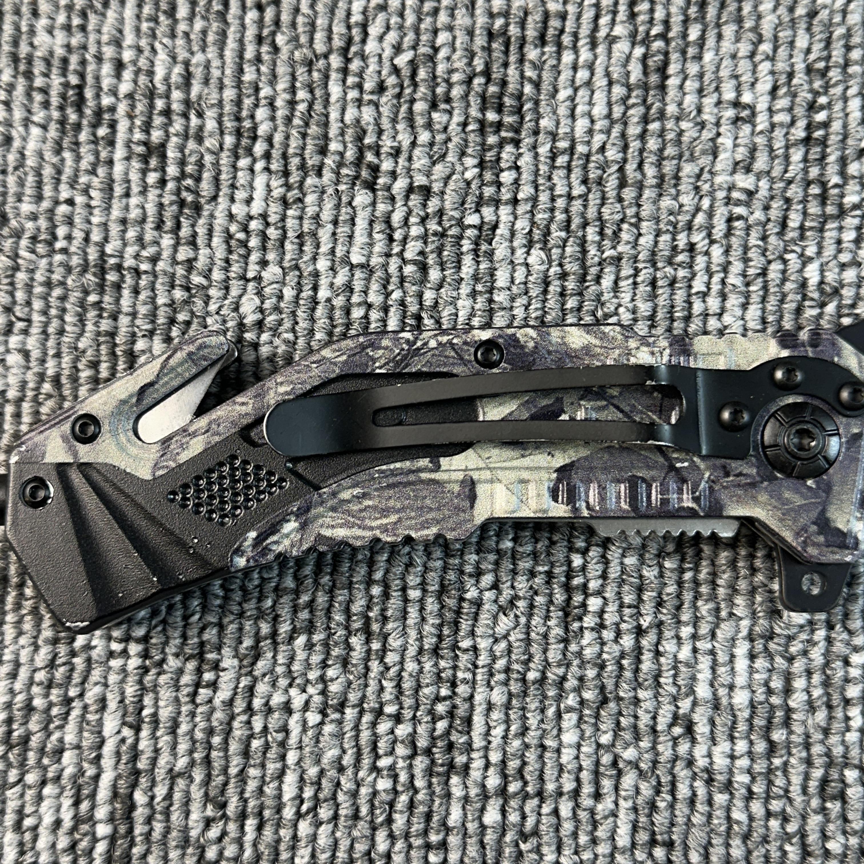 High Quality Camo Tactical Folding Knife with Serrated Blade for Outdoor Hunting Camping