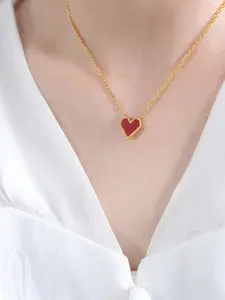 A fashionable gold fine chain necklace with a heart-shaped pendant, exuding a sweet and gentle vitality, suitable for various scenarios such as daily commuting, dating, holiday gatherings, etc., it can easily light up exquisite highlights for dressing.