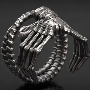 Free Finger Hugs! Alien-Face-Hugger-Ring