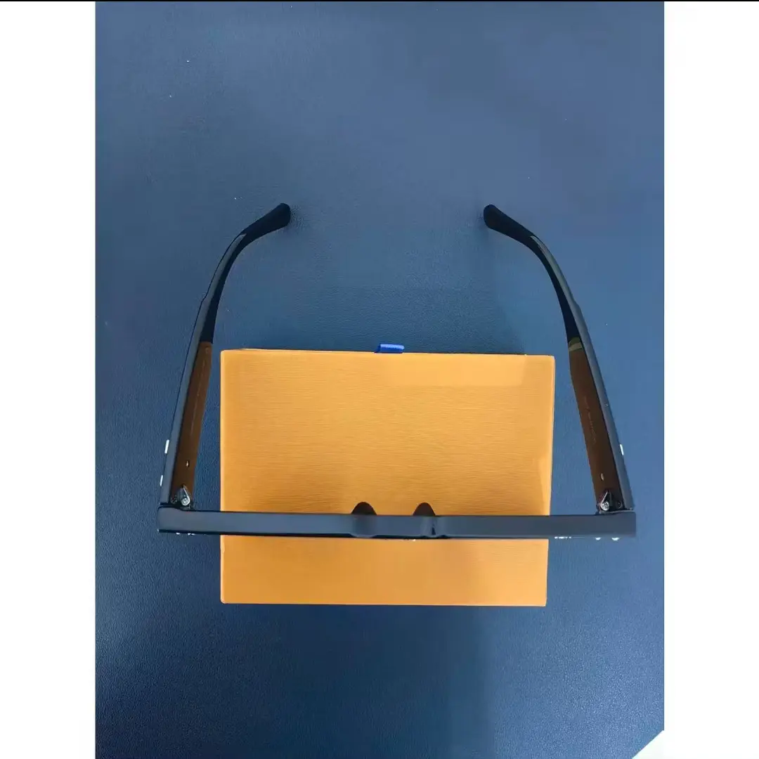 Luxurious black sunglasses with a golden logo, come with a box, unisex