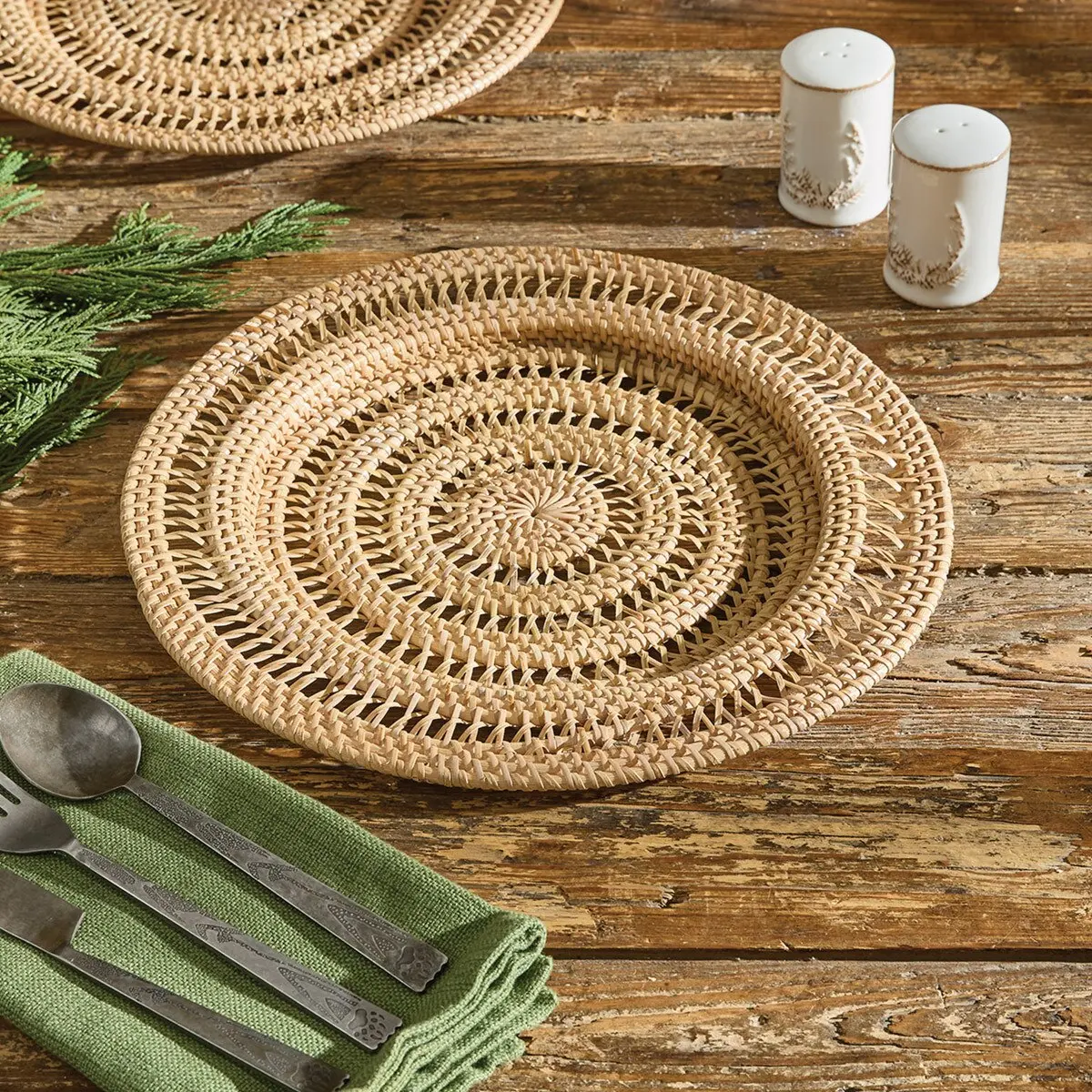 Rattan Spiral Plate Charger Set, Sturdy Lightweight Reusable Kitchen Tableware for Beach Use