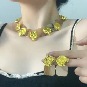Vintage court-style tortoiseshell-colored square resin and metal necklace and earrings, light luxury heavy-duty jewelry for layering