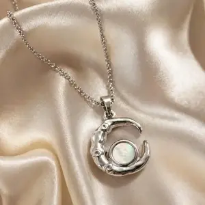 The Moonlight Shell Necklace Silver