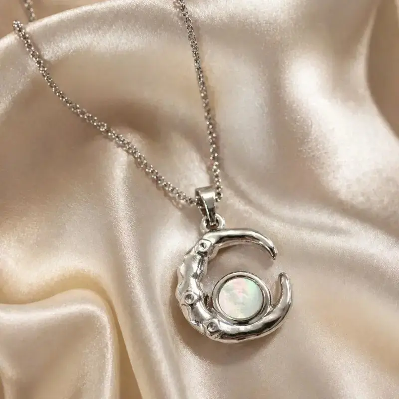 The Moonlight Shell Necklace Silver