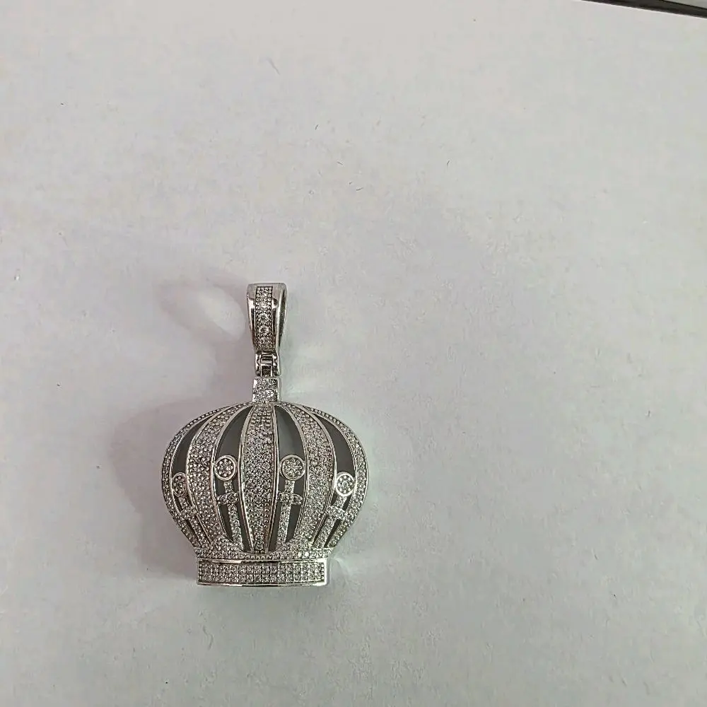 Elegant crown pendant
