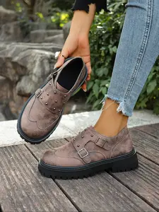 Fashionable retro British-style platform oxford shoes with thick soles. They feature a heavy-duty engraved brogue single shoe design, a retro one-piece design, and the shoe upper is decorated with rivets and buckles.  Suitable for casual wear.