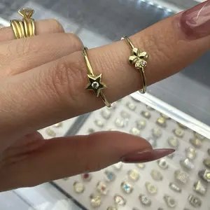 Anillo de Oro Elegante con Detalles de Diamantes para Mujer Joyería de Moda