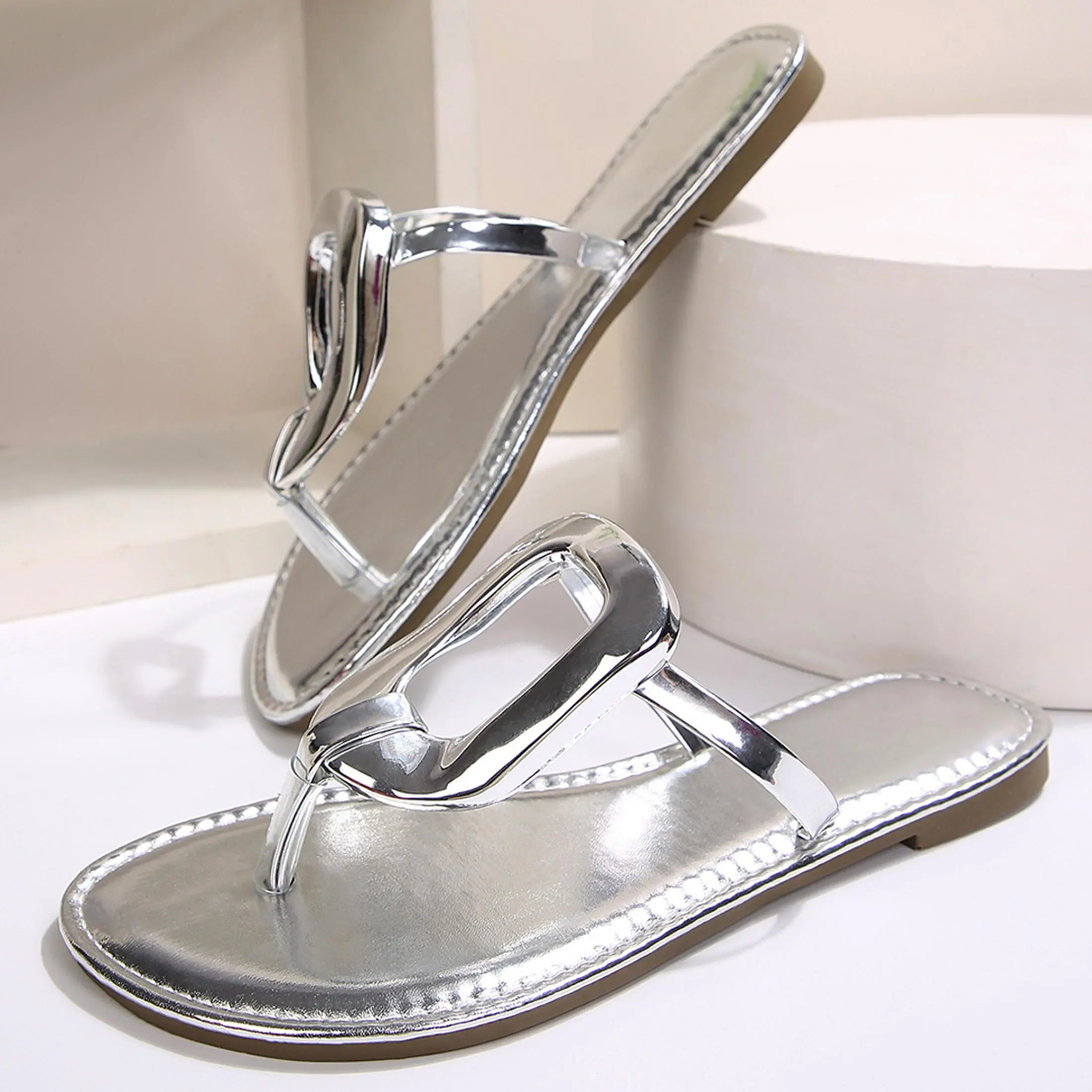 Women's Trendy Open Toe Flat Sandals Non-Slip Metallic Buckle Thong Flip Flops